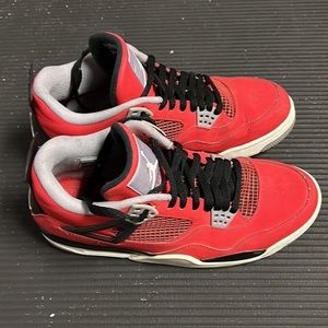 Jordan 4 toro bravo